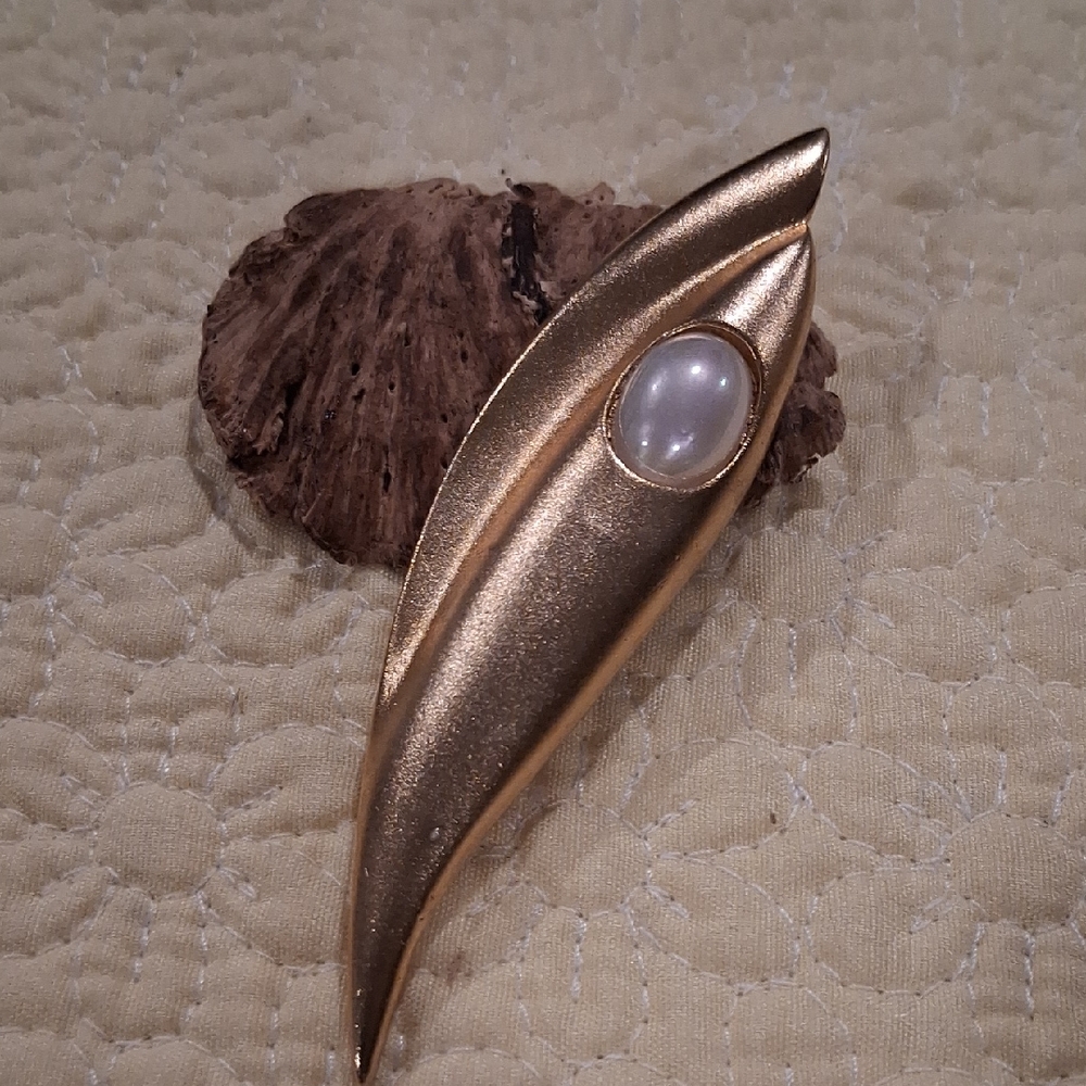 Sophisticated Gold Leaf Brooch with Pearl Detail ** FAUX PEARL **
